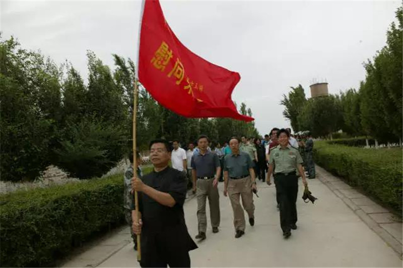 2010年7月参加中国文联慰问新疆农十三师活动.jpg