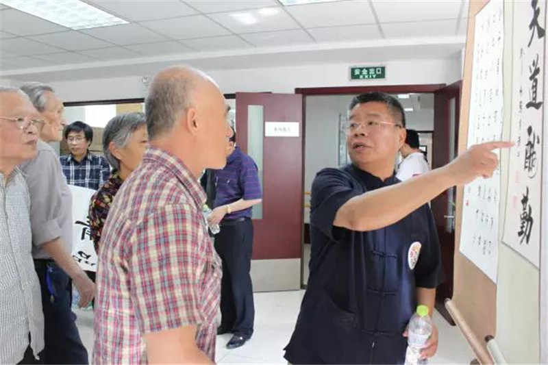 2014年5月参加中国文联文艺志愿者活动日，为北京建国门街道老年书法爱好者点评书法作品.jpg